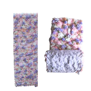 Dettaglio di un muro di fiori artificiali con rose rosa e viola per decorazioni matrimoniali