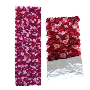 Vista dettagliata della parete di fiori artificiali con base in tessuto per matrimoni