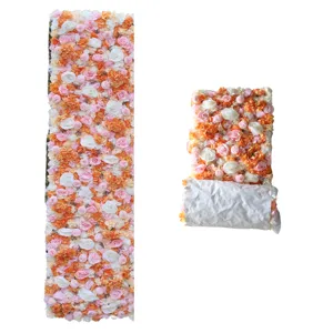 Vista dettagliata della parete di fiori artificiali rosa e arancioni con base in tessuto