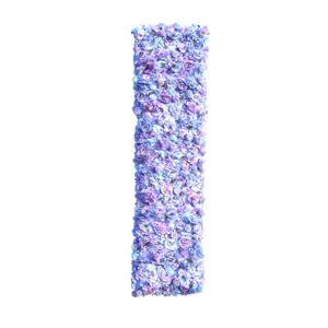 Dettaglio del muro di fiori di seta viola e blu per lo sfondo della decorazione nuziale