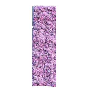 Vista dettagliata del pannello murale verticale in fiori di seta viola e rosa