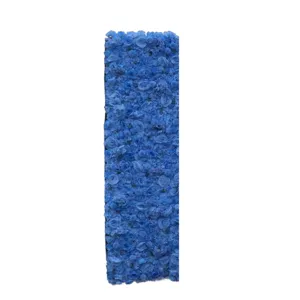 Primo piano di un pannello di fiori artificiali blu per scenografie di matrimoni ed eventi.