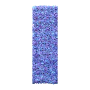 Dettaglio di una parete di fiori artificiali viola e blu per matrimoni