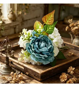 Dettaglio di bouquet di peonia in seta blu e ortensia bianca su vassoio di legno