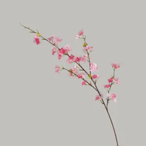 Ramo di fiori di ciliegio artificiali rosa per decorazioni domestiche eleganti.