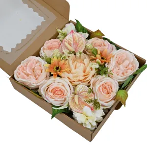 Primo piano di una scatola di fiori artificiali decorativi con peonie e rose color pesca