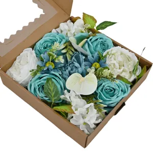 Vista dettagliata della scatola regalo di fiori artificiali con rose ottanio e peony