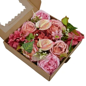 Dettaglio di una scatola regalo con rose e peonie artificiali in carta kraft ecosostenibile