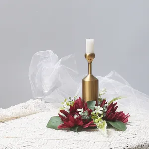 Elegante candeliere dorato con ghirlanda di fiori di crisantemo rosso artificiale