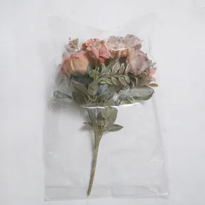 Vista detallada que muestra un ramo de rosas artificiales en su embalaje plástico