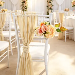 Decorazione per sedia nuziale con fiori di seta champagne, rose e nastri in tessuto.