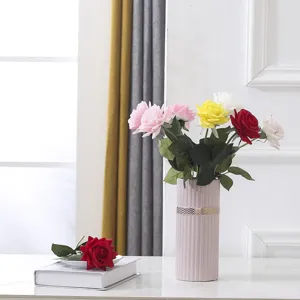 Roses artificielles au toucher réel dans un vase en céramique rose pour la décoration