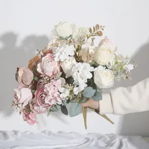 Ramo artificial romántico con rosas de bordes quemados y hortensias para decoración