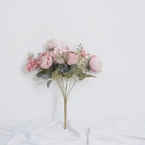 Ramo romántico de rosas y hortensias artificiales con detalles vintage de bordes quemados