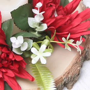 Ghirlanda di candele con crisantemo rosso artificiale e fogliame per decorazione nuziale