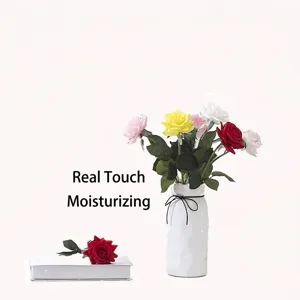 Bouquet de roses artificielles hydratantes toucher réel dans un vase blanc
