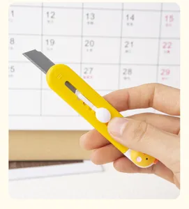 Lindo mini cúter portátil de dibujos animados, cuchillo de bolsillo afilado para paquetes.