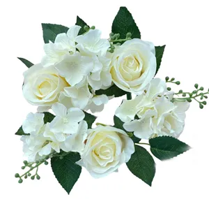 Elegante corona de rosas y hortensias blancas para decoración de candelabros de boda
