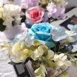 Arreglo de flores artificiales con rosas azules y rosas para decoración