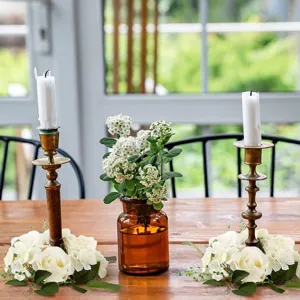 Elegantes anillos de vela de rosas blancas artificiales para mesa de boda