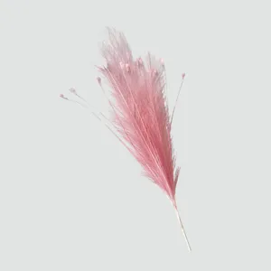 Gedetailleerde weergave van roze kunstmatig pampasgras met zachte vedertextuur decor.