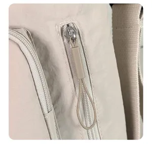 Primo piano dettaglio borsa casual donna in nylon con cerniera e tessitura del tessuto.