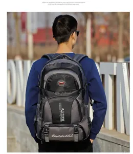 Grote 65L outdoor rugzak voor heren getoond op model voor wandelen en reizen grijs