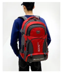 Detail van een rood-grijze 65L grote outdoor wandelrugzak voor heren buiten