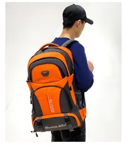 Achteraanzicht van een grote oranje outdoor wandelrugzak van 65L gedragen door model