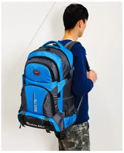 Grote blauwe wandelrugzak 65L met ergonomische riemen getoond op model