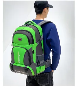 Achteraanzicht van een mannelijk model met een groengrijze 65L outdoor wandelrugzak voor reizen