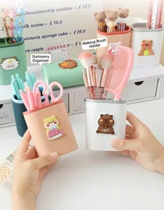 Mehrere niedliche Cartoon-Stiftehalter für Schreibwaren und Make-up-Pinsel auf dem Tisch