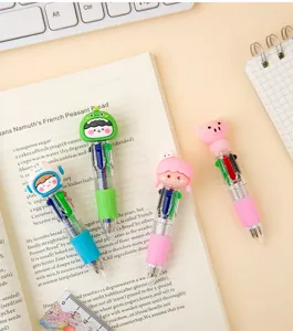 Vue détaillée des figurines de dessins animés sur des stylos à bille multicolores