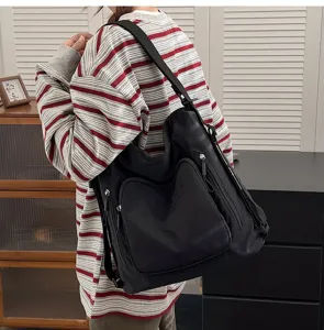 Vista dettagliata della borsa a zaino casual multifunzionale in nylon nero da donna.