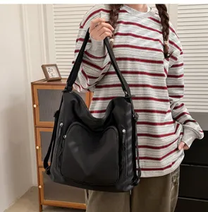 Vista dettagliata dello zaino casual in nylon nero multifunzionale, grande borsa.