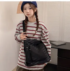 Dettaglio della borsa a tracolla in nylon nero, borsa shopper capiente per uso quotidiano.