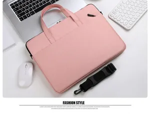 Vista dettagliata della borsa per laptop rosa con manico, tracolla e comoda chiusura zip.