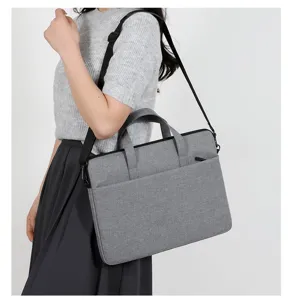 Borsa per laptop grigia con tracolla e manici per un uso aziendale quotidiano.