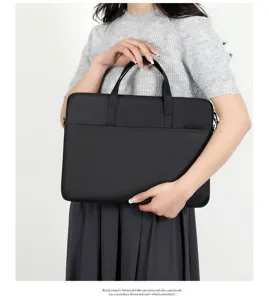 Modella che tiene una custodia per laptop nera ed elegante con manici in dettaglio ravvicinato.