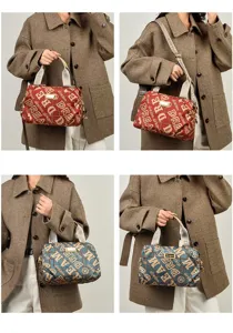 Viste multiple di borse da viaggio eleganti e capienti con stampa di lettere rosse e blu.