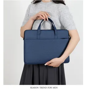 Vista dettagliata della borsa porta pc blu tenuta, tessuto resistente per dispositivi 13-15,6 pollici.