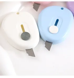 Mini utility doosjessnijder, draagbare zaksnijder met intrekbaar mes en handig ophanggat.