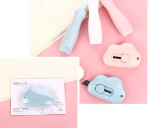 Nahaufnahme von niedlichen Mini-Cloud-Cuttermessern mit Einzelhandelsverpackung