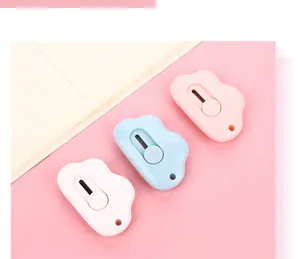 Nahaufnahme von süßen wolkenförmigen Mini-Cuttermesern in Pink, Blau und Weiß.
