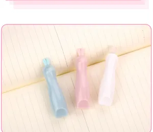 Makro-Detail von süßen Mini-Cuttermessern in Kaninchenform auf linierten Notizbuch.