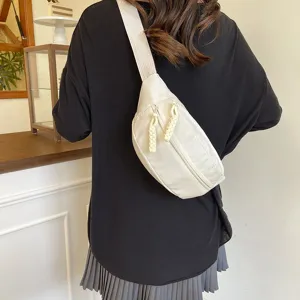 Détail de sac de poitrine en nylon décontracté, bandoulière polyvalente pour les déplacements.