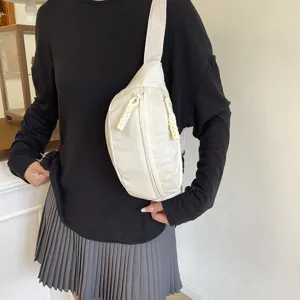 Sac de poitrine décontracté en nylon pour hommes et femmes, sac bandoulière léger et stylé.