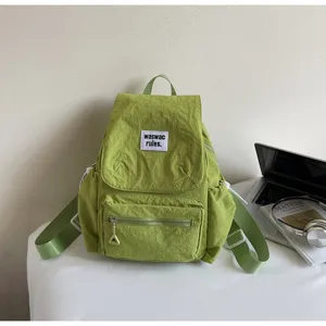 Vista dettagliata dello zaino casual verde chiaro e leggero con tasca frontale pratica.