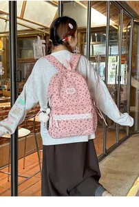 Mochila escolar rosa con corazones en la espalda de una chica en una tienda elegante