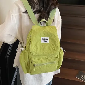 Zaino casual verde leggero da donna, piccolo zainetto elegante in nylon per uso quotidiano.